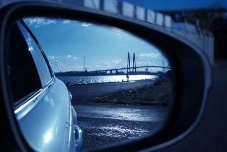 バックミラーに映る港