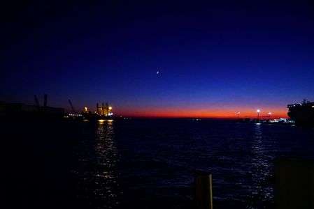 　昼　と　夜　の　　　間　に　。