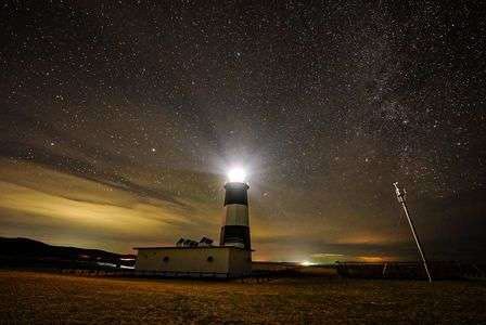 星降る夜の灯台