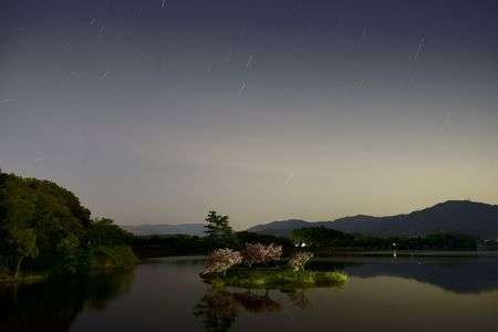 月下のダム湖桜７４５秒のスタートレイル
