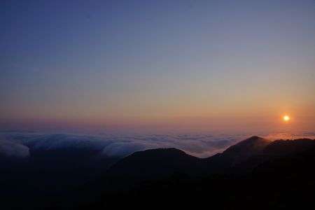 雲海の向こうから