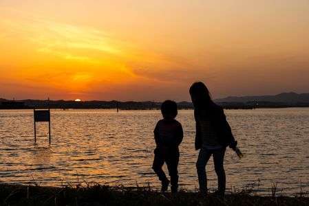 夕陽を背に