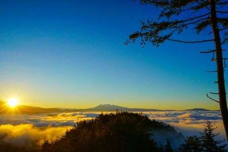朝陽に照らされる雲海！