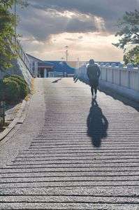 ちょっと遅い初詣、神社に向かう坂道で