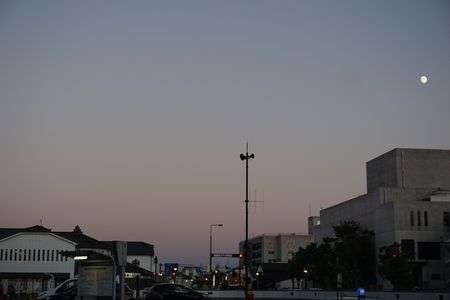 グラデーションに月