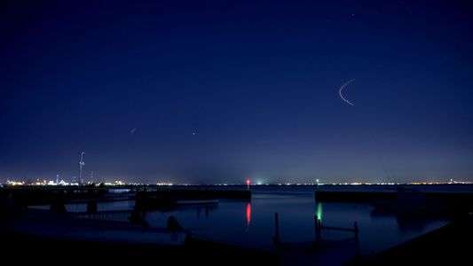 港と螺旋降下する飛行機