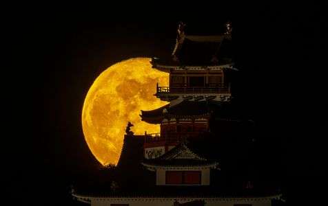 伊勢安土城に昇る月