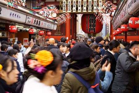 浅草　雷門のにぎわい　