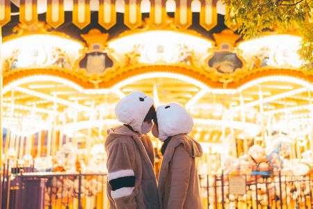 メリーゴーランドの前で