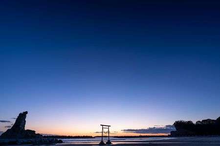 朝を迎える鳥居