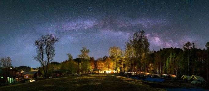 キャンプ場にかかる天の川のアーチ