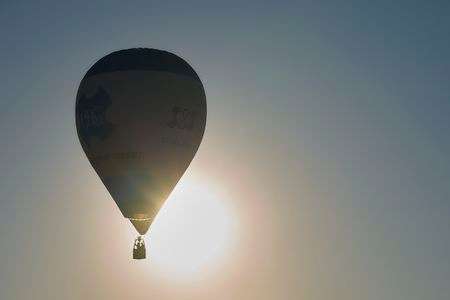 朝日を浴びてテイクオフ