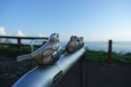 鉄の雀、空にさえずる