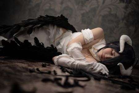 慈悲深き純白の悪魔　アルベド