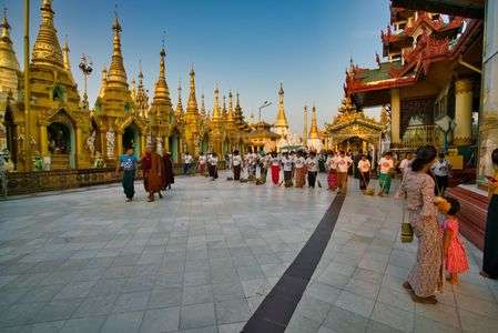シュエダゴン・パゴダの掃除