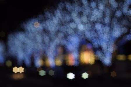 イルミネーション沿いを通り過ぎる星型ライト