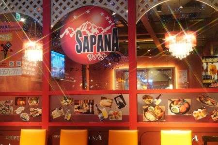 エスニック料理店から漏れるキラキラ明かり