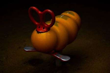 さぁ、一緒に翔ぶよ！　フライング・イモムシ