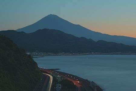 ふりさけみれば