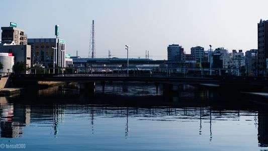 春の穏やかな光に包まれる新幹線と街（朝の小倉）