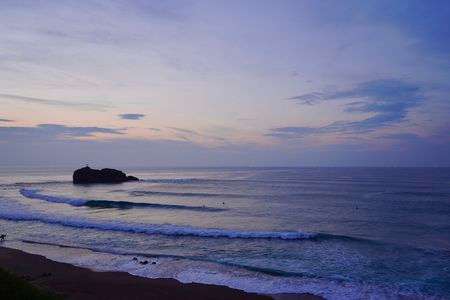 白兎海岸とサーファー