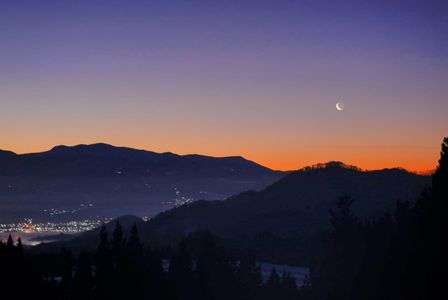 朝焼けと地球照