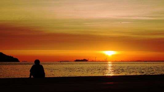 朝日に浸る少年