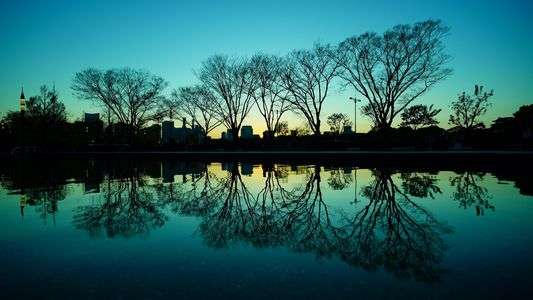 夕暮れの和田倉噴水公園