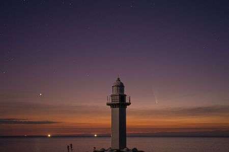 灯台に流れる彗星
