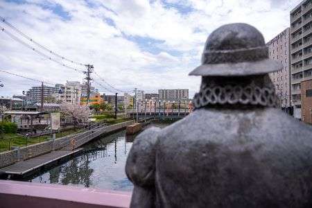 南蛮人、鯉のぼりを見つめている