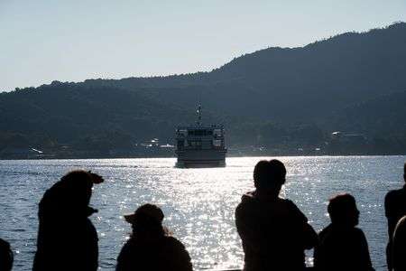 光の航路、影の岸辺