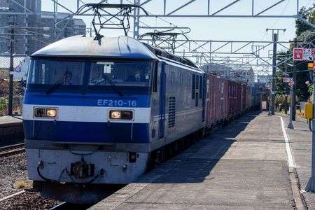 山陽本線を走る貨物列車