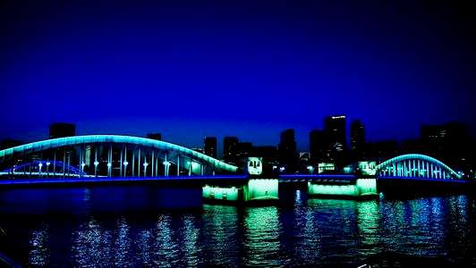 青緑色に光る勝どき橋