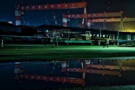 工場夜景　水溜まりリフレクション