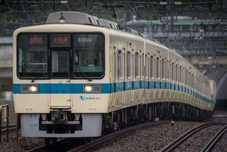 雨の中を走る小田急8000系