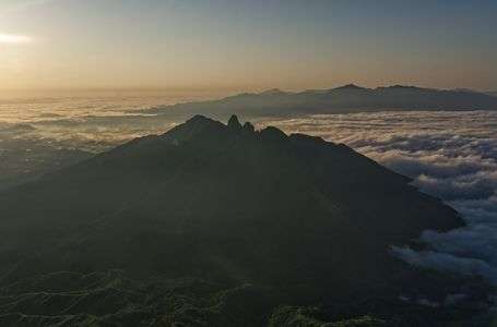 朝焼けの根子岳