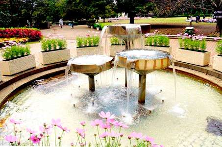 水辺の風景と楽しそうに帰る父と息子の後ろ姿に平和な一時を感じる。