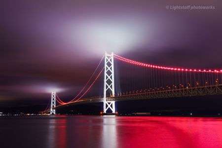 海峡紅く染めて