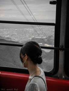 窓の外は空の高さ