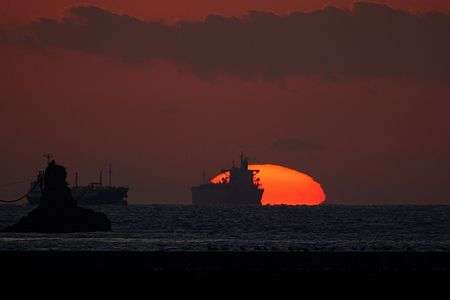 貨物船と沈む夕陽