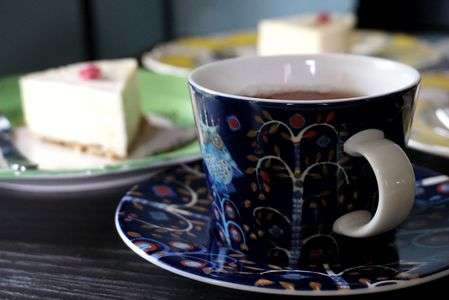 青いカップとチーズケーキ