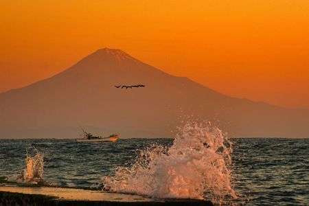 富士山が見える朝の海岸