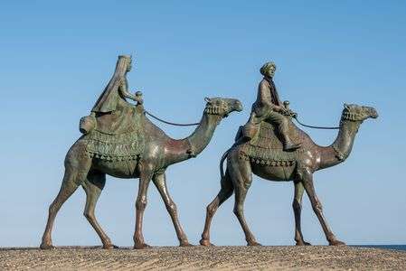 砂漠に銅像