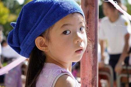 青いタオルの少女