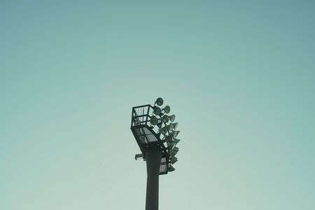 夕暮れ時、じっと待つ