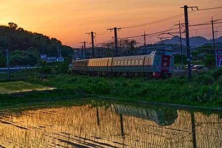 夕暮れに走り去る