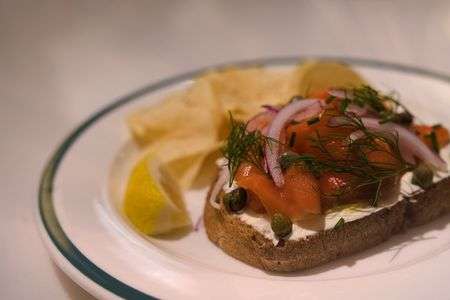 スモークサーモントースト