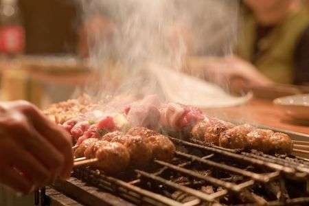 焼き鳥屋さんの調理場にて