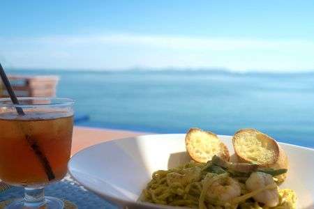 海沿いのテラス席にて