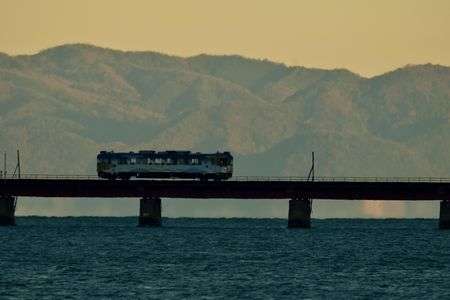 夜明けに向かって走る（京都丹後鉄道 由良川橋梁）
